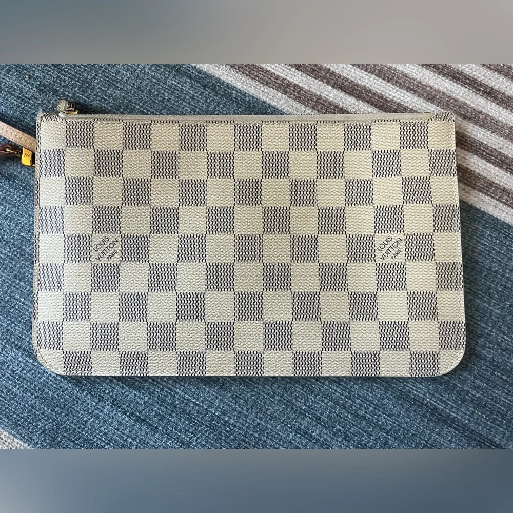 Louis Vuitton Damier Azur Pochette Accessoires 9.5x6 wristlet - Picture 4 of 10